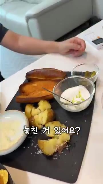 완성된 칠리를 그릇에 담고 사워 크림, 아보카도, 치즈, 할라피뇨… — 이 음식 하나로 세계 챔피언을 뽑는다고?!