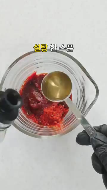 볼에 고추장 2큰술, 고춧가루 반 큰술, 진간장 1큰술, 식초 한… — 이거 진짜 별미입니다 입맛 싹 돌게 하는 비빔칼국수