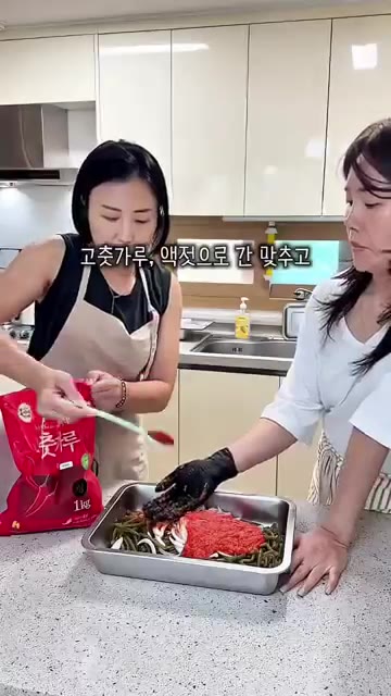 끓는 물에 소금과 설탕을 넣고 고구마줄기를 넣어 3분간 데친 후 찬… — 아삭아삭 맛있는 여름 김치! 고구마줄기김치 레시피