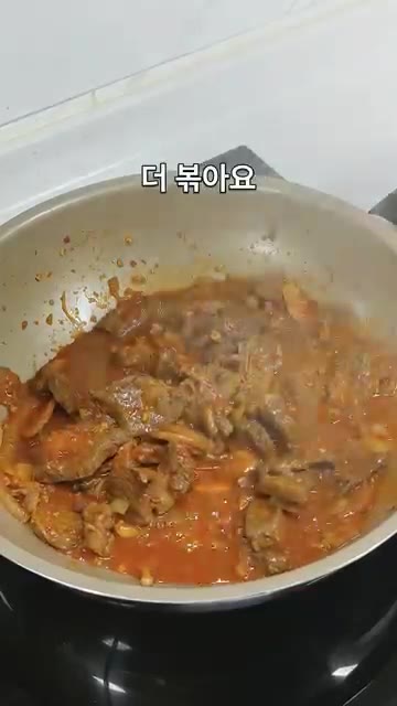 고기가 절반 이상 익으면 양송이버섯을 넣고 중강불에서 2~3분간 더… — 달달한 불고기에 칼칼함 추가 척아이롤 간장불고기