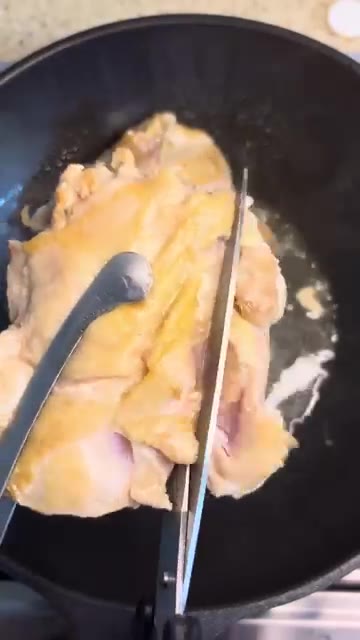 닭다리살을 팬에 넣고 겉면이 노릇해질 때까지 구워줍니다. — 매콤꾸덕 로제찜닭 만들기