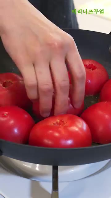 팬에 올리브유를 두르고 토마토를 올립니다. 마늘과 양파도 함께 넣어… — 토마토 4개로 5분 완성! 파스타 소스 만들기