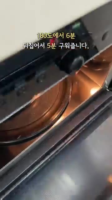 자른 식빵 앞뒤로 버터 양념을 골고루 발라준다. — 남은 식빵 활용 버터 식빵 러스크