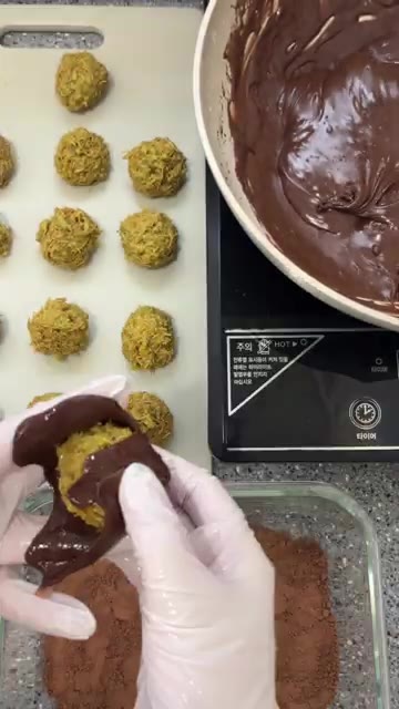 다른 팬에 버터 한 조각을 더 녹이고 마시멜로를 넣고 녹인다. — 한달차 자취생의 두쫀쿠 만들기!