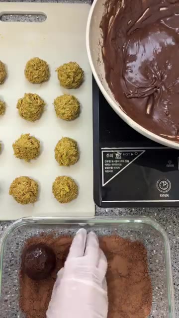 마시멜로가 다 녹으면 분유와 코코아 파우더를 넣고 잘 섞어 초콜릿… — 한달차 자취생의 두쫀쿠 만들기!