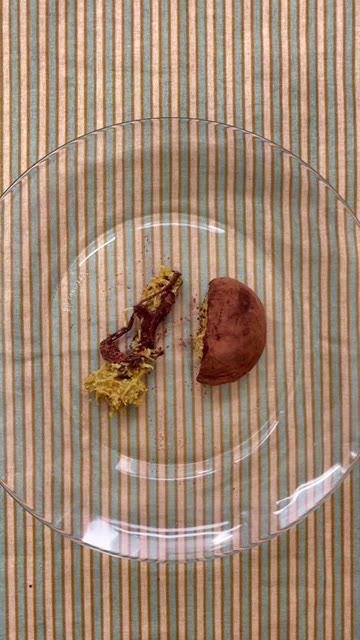 완성된 두쫀쿠를 컵에 담거나 접시에 담아 맛있게 먹는다. — 한달차 자취생의 두쫀쿠 만들기!