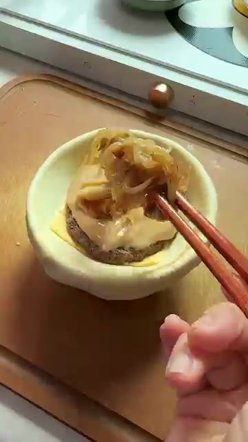 동그랗게 반죽을 펴서 그릇 모양을 만든다. 그 안에 치즈, 패티,… — 흘리지않고 먹을 수 있는 햄버거 이렇게 만들어요!