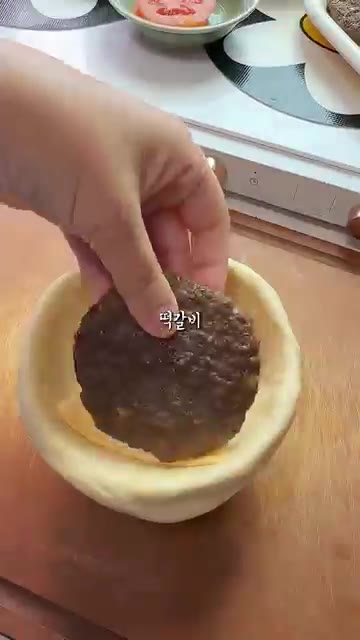180도 오븐에서 15분간 굽는다. 빵 반죽을 얇게 밀어 둥글게 모… — 흘리지않고 먹을 수 있는 햄버거 이렇게 만들어요!