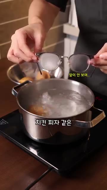 으깬 감자에 버터와 우유를 넣고 부드럽게 섞어 매시드 포테이토를 만… — 미국 급식은 맛있을까?