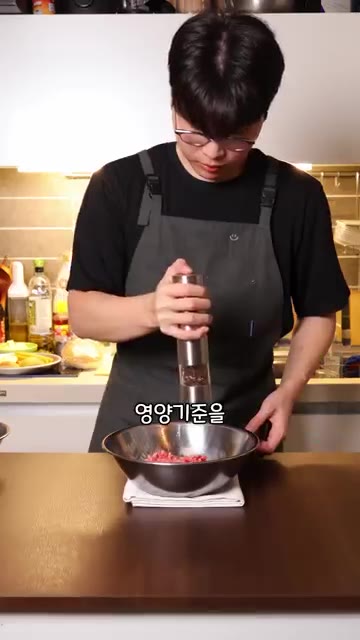 다진 소고기에 소금과 후추를 넣고 잘 치대어 패티 모양을 만듭니다. — 미국 급식은 맛있을까?