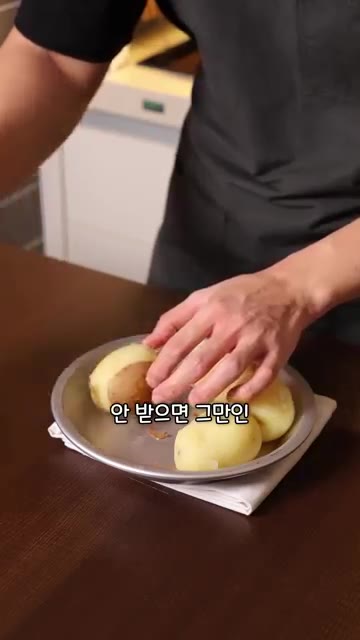 팬에 기름을 두르고 햄버거 번을 노릇하게 구워줍니다. — 미국 급식은 맛있을까?