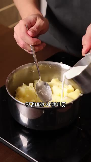같은 팬에 햄버거 패티를 올리고 앞뒤로 구워줍니다. 치즈를 올려 녹… — 미국 급식은 맛있을까?