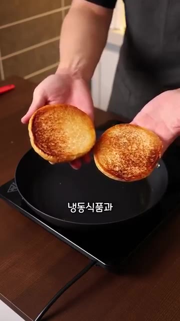 구운 햄버거 번에 마요네즈와 케첩을 섞은 소스를 바르고 패티와 치즈… — 미국 급식은 맛있을까?