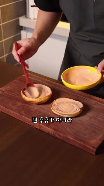 접시에 매시드 포테이토, 당근 스틱, 사과, 치즈버거, 초코 우유를… — 미국 급식은 맛있을까?
