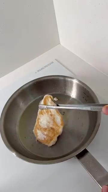닭가슴살을 팬에 올리브 오일을 두르고 노릇하게 구워준다. — 초딩엄마의 등교 후 혼밥 (닭가슴살 차지키소스)