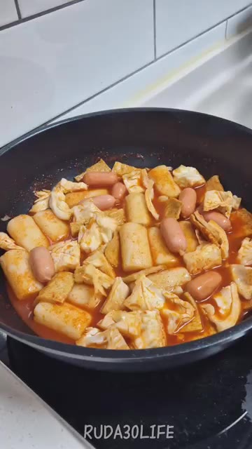 떡볶이가 완성되면 접시에 담는다. — 떡볶이에 핫도그