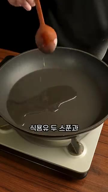 팬에 식용유 두 스푼을 두르고 스팸을 넣어 노릇하게 구워줍니다. — 이렇게 쉽다고!? 스팸계란볶음밥
