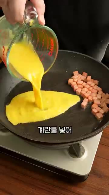 계란물을 부어 스크램블을 만들고 대파를 넣어 살짝 볶아줍니다. — 이렇게 쉽다고!? 스팸계란볶음밥