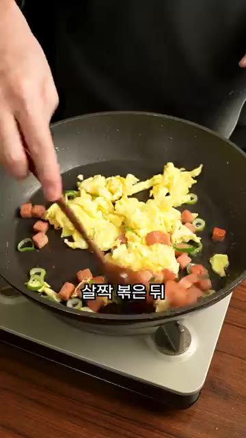 밥 한 공기를 넣고 간장 한 스푼과 굴소스 반 스푼을 넣어줍니다. — 이렇게 쉽다고!? 스팸계란볶음밥