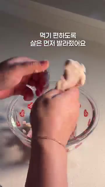 데친 닭다리살은 먹기 편하도록 살을 발라줍니다. — 10개월 아기 닭곰탕 레시피
