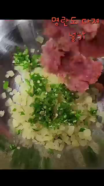 명란을 다져 넣고 밥 2공기를 넣는다. — 명란마요에 청양고추 넣었더니… 삼각김밥이 미쳤어요