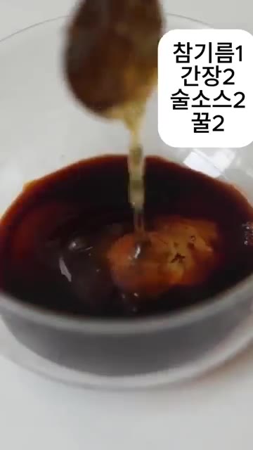 파인애플을 동그랗게 잘라 가운데 구멍을 내고, 우삼겹으로 돌돌 말아… — 단짠 조합 끝판왕! 버터 풍미 가득한 파인애플 우삼겹구이 🍍🥩