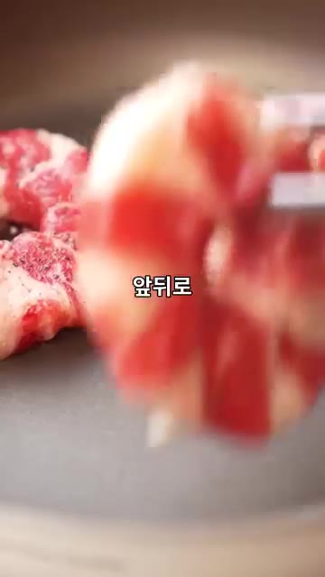 올리브 오일을 두른 팬에 우삼겹을 올리고 소금, 후추로 밑간을 해주세요. — 단짠 조합 끝판왕! 버터 풍미 가득한 파인애플 우삼겹구이 🍍🥩
