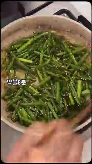 약불에서 8분간 타지 않게 볶아준다. — 자꾸 손이가는 반찬 마늘쫑볶음 만들기
