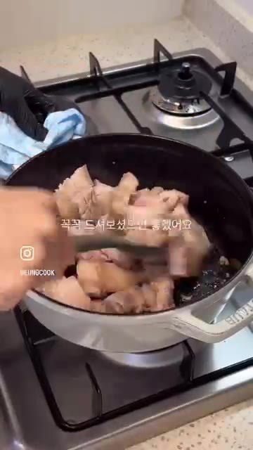 팬에 삼겹살을 넣고 구운 뒤 물 400ml를 부어줍니다. — 매콤 마늘삼겹찜 레시피