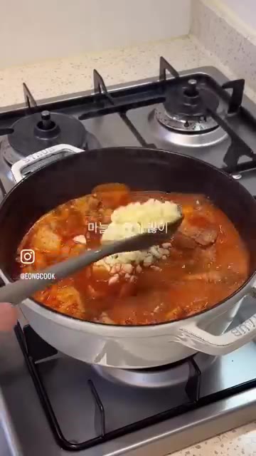 국물이 반 이상 줄어들면 마늘 200g을 듬뿍 넣습니다. — 매콤 마늘삼겹찜 레시피