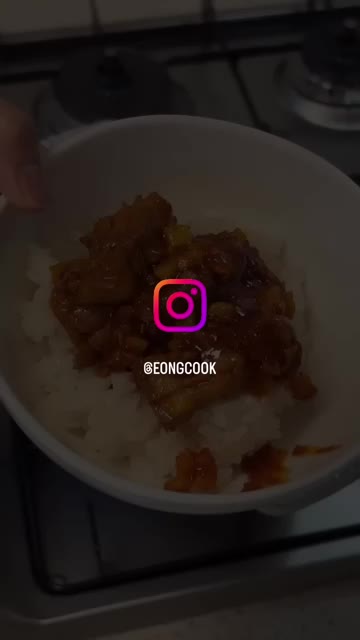 완성된 매콤 마늘삼겹찜을 밥 위에 올려줍니다. — 매콤 마늘삼겹찜 레시피