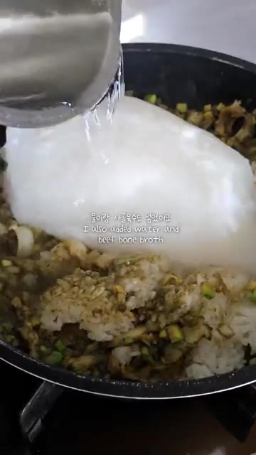 팬에 기름을 두르고 썰어둔 애호박과 양파를 넣어 볶는다. — 전복죽과 전복버터구이