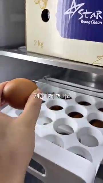 냉장고에서 계란 1개를 꺼낸다. — 사리곰탕 파스타 레시피🍝 #간단요리 #5분요리