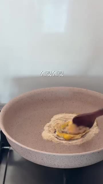 사리곰탕 스프를 넣고 섞는다. — 사리곰탕 파스타 레시피🍝 #간단요리 #5분요리