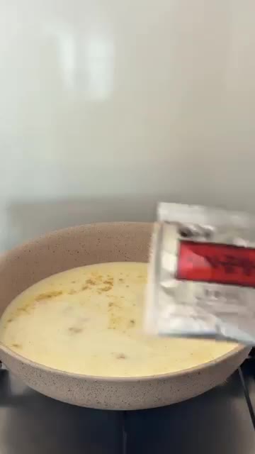 우유를 넣고 물을 살짝 추가하여 섞는다. — 사리곰탕 파스타 레시피🍝 #간단요리 #5분요리