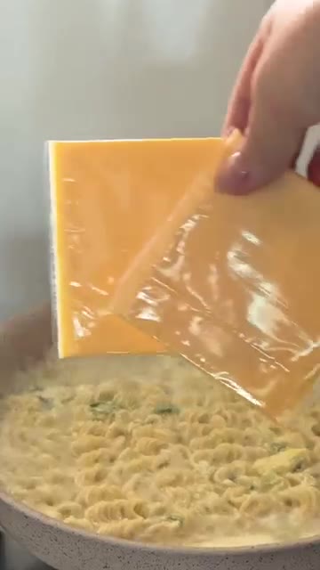 체다 치즈 2장을 올린다. — 사리곰탕 파스타 레시피🍝 #간단요리 #5분요리
