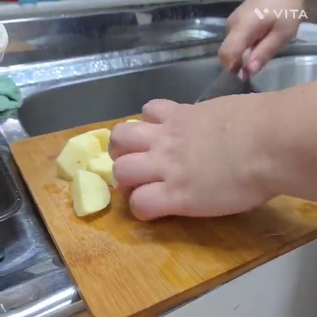 으깬 감자에 감자전분과 소금을 넣고 찰기가 생길 때까지 잘 치댑니다. — 재철채소 감자 치즈전 레시피