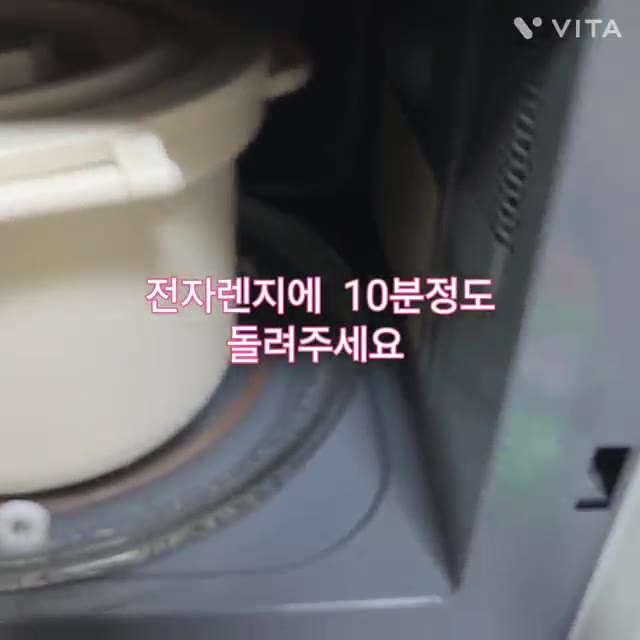 반죽을 동그랗게 빚어 가운데 모짜렐라 치즈를 넣고 만두처럼 봉한 뒤… — 재철채소 감자 치즈전 레시피