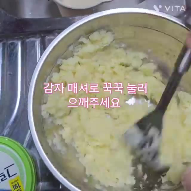 팬에 기름을 두르고 중약불에서 반죽을 올려 앞뒤로 노릇하게 굽습니다. — 재철채소 감자 치즈전 레시피