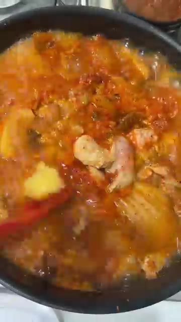 고춧가루와 간장을 넣고 끓여주세요. — 돼지고기 김치찌개 레시피