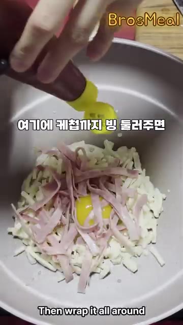 계란 위에 베이컨을 올린다. 케첩을 뿌려준다. — 프라이팬 하나로 피자토스트 만들기