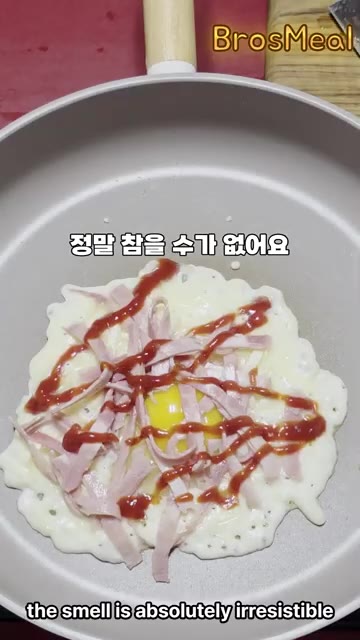 식빵을 올리고 치즈를 빵 쪽으로 몰아주며 굽는다. — 프라이팬 하나로 피자토스트 만들기
