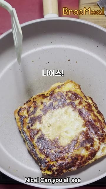 빵을 약불에서 노릇하게 구워 원팬 피자 토스트를 완성한다. — 프라이팬 하나로 피자토스트 만들기