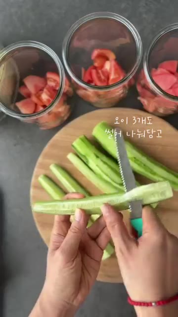 토마토 2개를 썰어 병에 나누어 담는다. 오이 3개도 썰어 병에 나… — 미리 만들어 두고 하나씩 꺼내 먹어요 #샐러드밀프랩 #오이토마토샐러드 #샐러드드레싱 #무가당드레싱 #건강식단 #다이어트식단 #kfood #homecook #easyrecipe