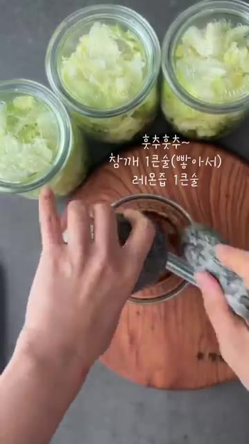 볶은 참깨 1 큰술과 레몬즙 1 큰술을 넣고 섞는다. — 미리 만들어 두고 하나씩 꺼내 먹어요 #샐러드밀프랩 #오이토마토샐러드 #샐러드드레싱 #무가당드레싱 #건강식단 #다이어트식단 #kfood #homecook #easyrecipe