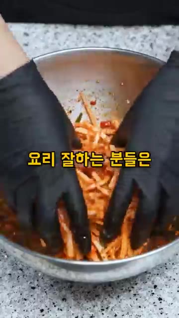 다진 마늘 1작은술, 설탕 1큰술, 식초 1큰술, 고춧가루 2큰술,… — 무생채 무칠 때 액젓 절대 쓰지 마세요