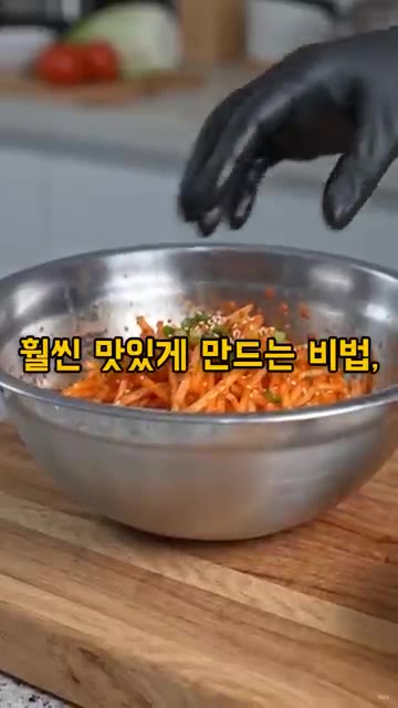 절여둔 무와 양념장을 넣고 살살 버무립니다. — 무생채 무칠 때 액젓 절대 쓰지 마세요