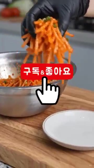 마지막에 통깨를 뿌려 마무리합니다. 간이 부족하면 소금을, 새콤함이… — 무생채 무칠 때 액젓 절대 쓰지 마세요