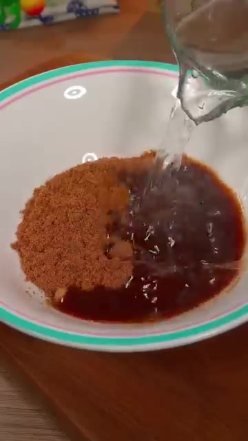 따뜻한 물에 흑설탕을 넣고 녹여주세요. — 밀가루에 흑설탕을 넣었더니? 😱 폭신폭신 달콤한 대추 찜케이크!