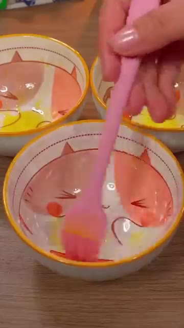 작은 그릇에 기름을 바르고 반죽을 80% 정도 채워줍니다. — 밀가루에 흑설탕을 넣었더니? 😱 폭신폭신 달콤한 대추 찜케이크!